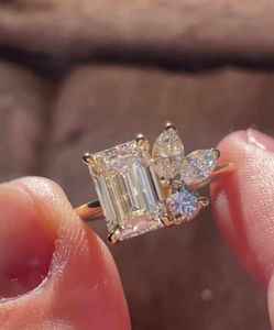 Anillo de Diamantes con Esmeralda Cultivada en Laboratorio, Corte Esmeralda con Diamantes en Formas Múltiples, Anillo de Compromiso para Mujer, Regalo con Joyería de Oro Amarillo de 14k - Product Image 3