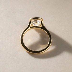 Anillo con Bisel de Diamante Cultivado en Laboratorio de 2.40CT, Corte Cojín, Oro Amarillo, Proveedor de Joyería Nupcial - Product Image 2