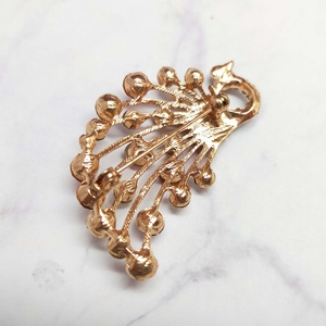 Broche élégante en strass en forme de paon avec base en alliage de zinc - Décoration pour mariage et remise de diplôme - Product Image 4