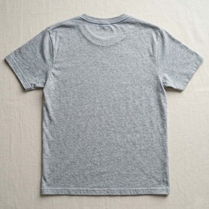 เสื้อยืดสตรีทแวร์ผู้ชายสไตล์วินเทจสีเทา ผลิตจากผ้าฝ้ายหวีอย่างดี ตกแต่งด้วยแพทช์รูปดาวแบบติดขอบดิบ - Product Image 2