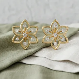 Boucles d'oreilles de luxe plaquées or avec diamants de laboratoire, serties griffes, style créoles - Product Image 4