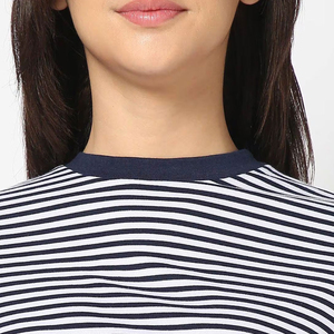 T-shirt court confortable pour femme avec logo personnalisé, style streetwear, très vendu, de haute qualité - Product Image 5