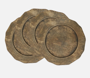Plato base de metal texturizado con borde ondulado rústico, estilo antiguo, en bronce y latón envejecido. - Product Image 3