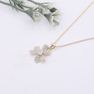 Colgante de Oro Amarillo con Trébol de Tres Hojas y Diamantes Cultivados en Laboratorio, Centro de Esmeralda, Pétalos con Micro Pavé, Joyería Fina Floral para Bodas y Fiestas - Product Image 2