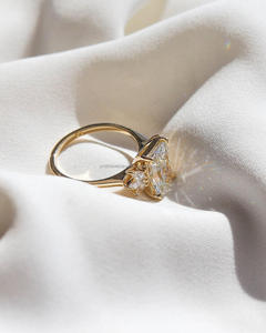 แหวนเพชรทรงเรเดียนท์คัท ทองคำขาว ประดับด้วยเพชรทรงมาร์คีส์ด้านข้าง แหวนหมั้นสุดหรู เครื่องประดับชั้นดีสำหรับผู้หญิง - Product Image 3