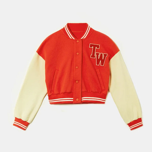 Chaqueta Universitaria Roja con Bordado TW, Mangas Color Crema, Estilo Preppy, Corta, para Otoño, Unisex, de Forro Polar - Product Image 4