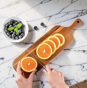เขียงไม้ทำมือพร้อมการตกแต่งอย่างหรูหรา เหมาะสำหรับการหั่น ตัด และเตรียมอาหาร - Product Image 1