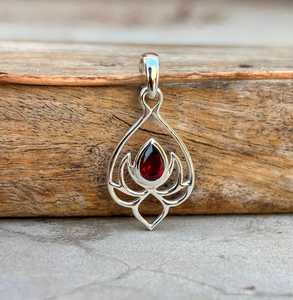 Pendentif Fleur de Lotus Plaqué Or Vintage Fait Main en Argent Sterling 925 avec Grenat, Pierre de Naissance de Janvier, Cadeau pour Elle, Bijou d'Anniversaire - Product Image 5