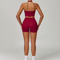 Ensemble de yoga 2 pièces pour femme, comprenant un haut court à col carré, bretelles spaghetti et motif écossais bordeaux avec fermeture éclair quart de tour, et un legging taille haute longueur intégrale