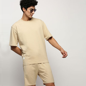 เสื้อยืดคอกลมสีเบจสำหรับผู้ชายพร้อมกางเกงขาสั้น ชุดลำลองสำหรับฤดูร้อน ผ้าถัก ระบายอากาศได้ดี - Product Image 4