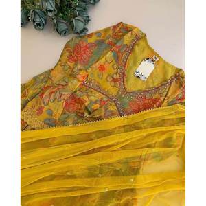 DISEÑADOR MUSELINA IMPRESIÓN DIGITAL TRABAJO ALIA CUT TOP PANT CON DUPATTA AMARILLO - Product Image 2