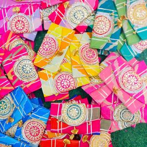 Bolsas de Regalo Potli Hechas a Mano con Adornos Vibrantes, Bolsitas Tradicionales Indias para Fiestas en Multicolor - Product Image 3