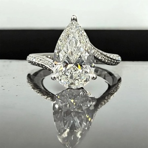 Exquisito Anillo de Compromiso con Diamante Corte Pera en Oro Blanco, Banda con Pavé de Diamantes, Elegante Anillo de Boda o Aniversario - Product Image 1