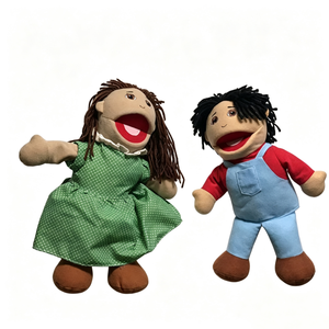 Marioneta de peluche suave personalizada para niñas con vestido verde y pelo castaño, para mayores de 3 años - Product Image 5