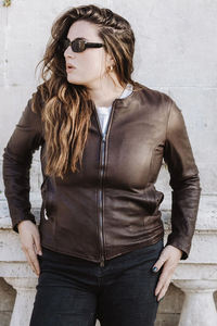Veste de motard en cuir véritable jaune pour homme, embossée, vintage, patchwork, décorée de rivets, fermeture éclair, coupe ajustée - Product Image 2
