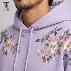 Sudadera con capucha bordada para hombre, elegante y cómoda, combina tela acogedora con bordados detallados y comodidad moderna para atuendos casuales diarios y viajes. - Product Image 6