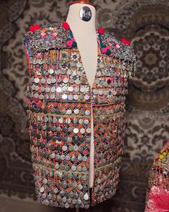 Vestido largo afgano de lujo con corpiño de terciopelo premium, intrincado bordado con hilo dorado y amplio vuelo circular. - Product Image 2