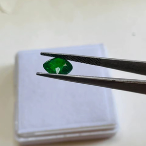 พลอยทซาโวไรต์ทรงคุชชั่น น้ำหนัก 3.29 กะรัต คุณภาพระดับ AAA พร้อมความเงางามระดับ AAA และสีเขียวสดใส ตัดและขัดเงาอย่างสมบูรณ์แบบ - Product Image 4