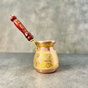 Cafetière turque traditionnelle élégante avec un design décoratif en métal Cezve et une longue poignée en bois pour une préparation sûre sur le réchaud - Product Image 2