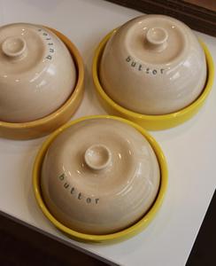 Elegante Mantequillera con Tapa de Cúpula y Detalle de Letras, Base Compacta para Servir, Acabado Liso y Brillante, Almacenamiento de Mantequilla Elegante para la Mesa de Cocina - Product Image 5