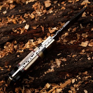 Cuchillo de bolsillo plegable de acero de Damasco de grado industrial con hoja recta y punta caída, mango de asta natural, imprescindible para actividades al aire libre. - Product Image 3