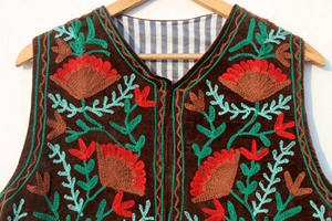 Chaleco vintage de terciopelo Suzani con bordado artesanal, estilo bohemio chic, chaleco para mujer, chaqueta Suzani, regalo para ella. - Product Image 2