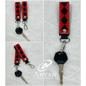 พวงกุญแจหนังแท้ลายตารางหมากรุกแบบใหม่ล่าสุดจากงาน March Expo พร้อมสายคล้องข้อมือ  OEM รับผลิตตามแบบ  ตัวหนีบกุญแจพร้อมตัวล็อคโลหะ สำหรับทุกเพศ - Product Image 1