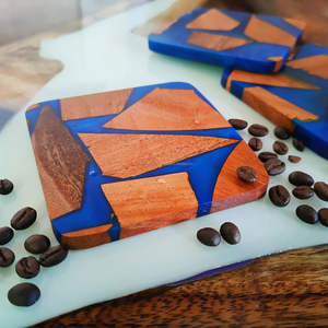 Ensemble de quatre sous-verres en résine époxy et mosaïque en bois de belle conception artistique parfaite pour la table à la maison ou l'utilisation de cadeaux - Product Image 1