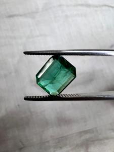 Piedra suelta facetada de berilo verde de 2.00 ct, auténtica, de origen Zambia, corte octogonal escalonado, al por mayor - Product Image 1