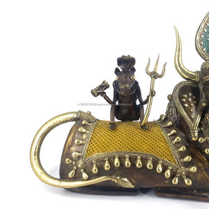 Estatua Decorativa para el Hogar de la Diosa Vaca con Ratones, Hecha a Mano en Latón Tradicional, Chapada en Oro, Bahurupiya - Product Image 2