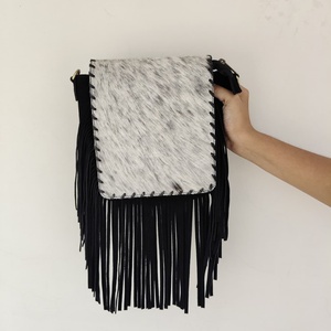Bolso bandolera de cuero genuino con flecos de pelo de vaca estilo gitano, bolso de hombro bohemio para mujer, estilo western, personalizado OEM, bolso rústico de vaquera. - Product Image 1