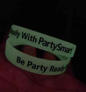 สายรัดข้อมือซิลิโคนจากโรงงานโดยตรง สร้อยข้อมือยางแบบกำหนดเองสำหรับโรงเรียน มีจำหน่ายทั่วโลก - Product Image 2