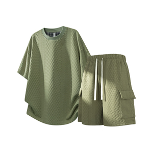 Ensemble T-shirt et short décontracté pour homme, col rond, manches courtes, texture matelassée 3D, respirant, coupe ample, idéal pour l'été et les trajets quotidiens, personnalisable avec logo OEM - Product Image 2