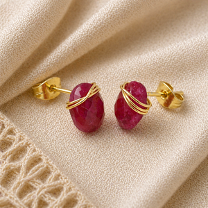 Clous ovales en rubis sertis de fils |   Boucles d'oreilles pierre de naissance de juillet |   Bijoux en cristal faits à la main - Product Image 1