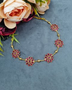 Conjunto de Joyería Tradicional para Fiesta: Collar Gargantilla Floral Chapado en Oro con Piedras Preciosas y Pendientes a Juego - Product Image 2