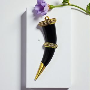 Colgante de Cuerno de Búfalo Natural con Tapas en Tono Dorado, Forma Curva Pulida, Decoración y Regalo de Boda Negro BURAQ HANDICRAT - Product Image 2