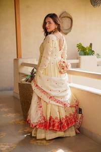Robe Anarkali brodée crème, style indien pakistanais, à manches longues, coupe trapèze, avec châle, pour fêtes et mariages - Product Image 2