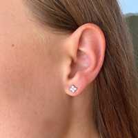 Anting-anting bunga berlian lab grown minimalis emas padat 10K/14K/18K, setting prong klasik elegan mungil, grosir