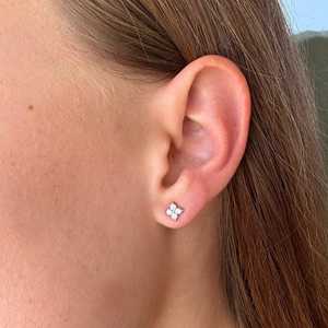Pendientes Minimalistas con Flor de Diamantes, Oro Sólido de 10k, 14k, 18K, Clásicos, Elegantes, Delicados, Pequeños, Florales, Venta al Por Mayor - Product Image 2