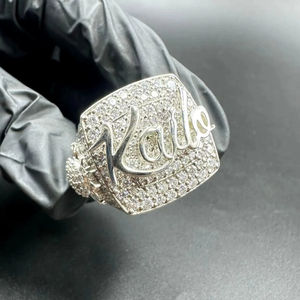 Anillo de compromiso y boda de lujo en plata de ley 925 con moissanita VVS de corte brillante clásico y engaste de garras, estilo hip hop, con letra personalizada - Product Image 1