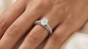 Bague de fiançailles de luxe en diamant de laboratoire ovale solitaire 1 carat, certifiée IGI, avec pierres pavées latérales et accent caché, plaqué rhodium blanc - Product Image 2