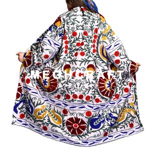 Kimono Bohemio con Bordado Floral Suzani, Chaqueta de Invierno Uzbeca, Abrigo Largo Informal, Prenda Exterior Tejida, Talla Grande, con Diseño Especial - Product Image 4