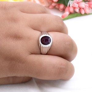 แหวนเงินแท้ 925 ประดับพลอยทับทิมทรงกลมธรรมชาติแบบคาโบชอง ยี่ห้อ Memoria Jewels ขายส่ง - Product Image 6