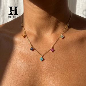 สร้อยคอทองคำ 18K สีเหลืองประดับเทอร์ควอยซ์ บลูแซฟไฟร์ รูปโคลเวอร์ พร้อมจี้รูปดอกไม้สีรุ้งประดับเพชร VVS Lab อย่างประณีต - Product Image 2