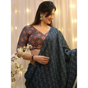 เสื้อเครปส่าหรีสตรีพิมพ์ลายดิจิทัลสีน้ำเงินอมเขียวสวยงาม - Product Image 3