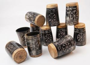 Juego de Vasos de Chupito de Cuerno Vikingo Hechos a Mano con Diseño de Nudo de Brújula Grabado, Copas de Hidromiel de Cuerno Bovino Auténtico con Base de Madera - Product Image 5