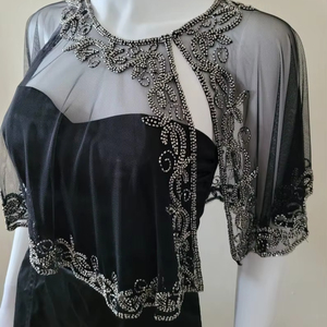 Camisole élégante et tendance pour femme, style doux, en satin uni, ornée de paillettes et de perles, faite à la main avec des franges dorées, écologique et courte. - Product Image 1