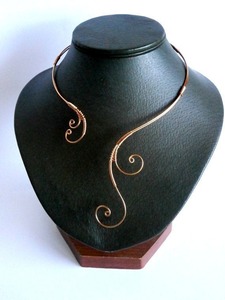 Collier en fil de cuivre fait main avec motif en spirale, bijoux en métal à la mode, motif de défilement exquis - Product Image 1