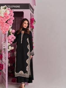 Ensemble prêt-à-porter de créateur avec haut en tissu slub à motifs complexes et broderies, bas en tissu slub et dupatta en soie tabby à imprimé numérique - Product Image 2