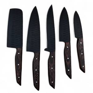 Juego de Cuchillos de Cocina de 5 Piezas, Acero al Carbono de Grado Industrial, Recubrimiento en Polvo, Forjados a Mano, Mango de Madera Natural Wengee con Cuero - Product Image 1